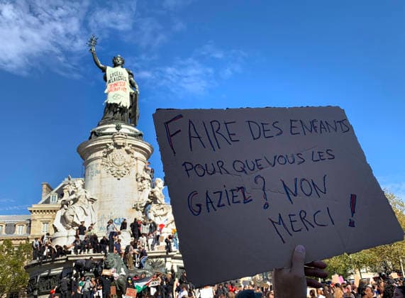 High school students hold placards as they demonstrate in the streets of Paris on Tuesday, October 6, 2026. Hundreds of thousands of students and their supporters took part in nationwide protests across France today to protest school conditions.  PAR20261006103 MAYAxVIDON-WHITE
