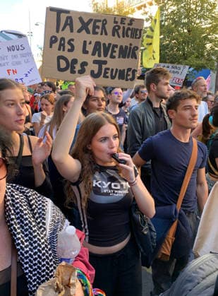 High school students hold placards as they demonstrate in the streets of Paris on Tuesday, October 6, 2026. Hundreds of thousands of students and their supporters took part in nationwide protests across France today to protest school conditions.  PAR20261006119 MAYAxVIDON-WHITE