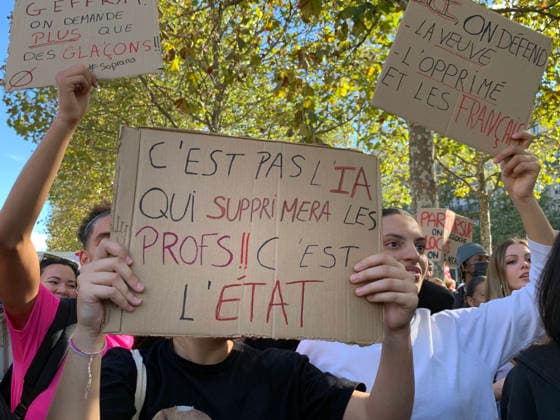 High school students hold placards as they demonstrate in the streets of Paris on Tuesday, October 6, 2026. Hundreds of thousands of students and their supporters took part in nationwide protests across France today to protest school conditions.  PAR20261006109 MAYAxVIDON-WHITE