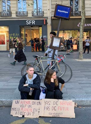 High school students hold placards as they demonstrate in the streets of Paris on Tuesday, October 6, 2026. Hundreds of thousands of students and their supporters took part in nationwide protests across France today to protest school conditions.  PAR20261006112 MAYAxVIDON-WHITE