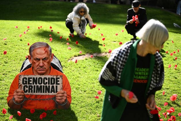 PRO-PALESTINE VIGIL, Pro-Palestine protestors place poppies on the lawn around a placard featuring Israel Prime Minister Benjamin Netanyahu during a vigil for Gaza at the State Library Victoria in Melbourne, Wednesday, October 7, 2026. ( NO ARCHIVING MELBOURNE VICTORIA Australia  Copyright: xJOELxCARRETTx 20261007131586831026