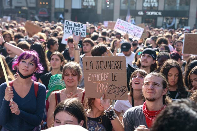 High School And University Student Protest - Paris A protester in the crowd holds a sign reading Youth says fuck the National Front at Place de la Republique during a nationwide youth demonstration. Nationwide mobilization by high school and university students calling for better teaching and study conditions, increased funding and staffing, an end to overcrowded classrooms and deteriorating infrastructure, and improved access to education, amidst concerns over social inequalities and student financial insecurity in Paris, France, October 6, 2026. Photo by Christophe Michel ABACAPRESS.COM Paris ILE DE FRANCE France  Copyright: xMichelxChristophe ABACAx
