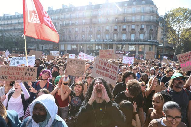 High School And University Student Protest - Paris A crowd of protesters gathers at Place de la Republique with students holding signs in support of student youth during a nationwide youth demonstration. Nationwide mobilization by high school and university students calling for better teaching and study conditions, increased funding and staffing, an end to overcrowded classrooms and deteriorating infrastructure, and improved access to education, amidst concerns over social inequalities and student financial insecurity in Paris, France, October 6, 2026. Photo by Christophe Michel ABACAPRESS.COM Paris ILE DE FRANCE France  Copyright: xMichelxChristophe ABACAx