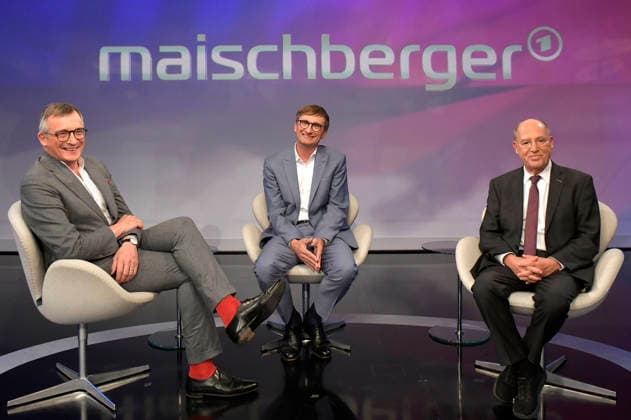 Andreas Rödder, Sönke Neitzel, and Gregor Gysi on the ARD talk show *maischberger* at the studio in Berlin-Adlershof, Berlin, October 6, 2026 Foto:xM.xBehrensx xFuturexImagex maischberger0610_6034
