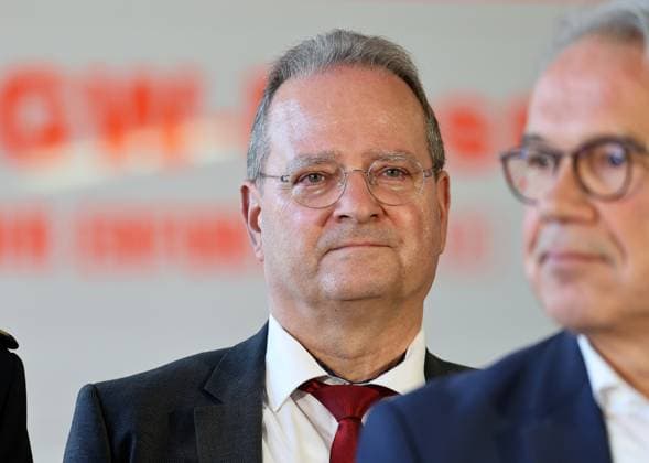 Regierungsmedienkonferenz 06.10.2026, Erfurt, Gefahrenabwehrzentrum Sued, Fahrzeughalle, die Landesregierung besser gegen hybride Bedrohungen, Cyberangriffe und Drohnen absichern, erstmals tritt das Thueringer Sicherheitskabinett zusammen, unter dem Leitgedanken Thueringen resilient machen beraten alle Mitglieder der Landesregierung gemeinsam mit Vertretern der Thueringer Sicherheitsbehoerden (Polizei, Landeskriminalamt, Verfassungsschutz, Landesverwaltungsamt und Landeskommando der Bundeswehr) über 11 Punkte fuer Schutz und Vorsorge Regierungsmedienkonferenz im Anschluss an das Sicherheitskabinett, bei der ueber die wichtigsten Ergebnisse informiert wird im Bild: Kriminaldirektor Mario Zimmermann (Abteilungsleiter 6 beim LKA Thueringen)