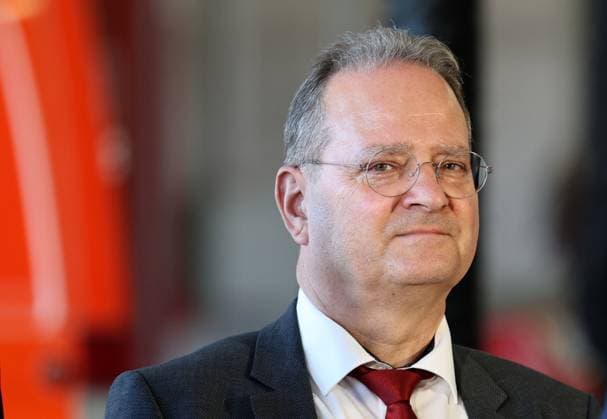 Regierungsmedienkonferenz 06.10.2026, Erfurt, Gefahrenabwehrzentrum Sued, Fahrzeughalle, die Landesregierung besser gegen hybride Bedrohungen, Cyberangriffe und Drohnen absichern, erstmals tritt das Thueringer Sicherheitskabinett zusammen, unter dem Leitgedanken Thueringen resilient machen beraten alle Mitglieder der Landesregierung gemeinsam mit Vertretern der Thueringer Sicherheitsbehoerden (Polizei, Landeskriminalamt, Verfassungsschutz, Landesverwaltungsamt und Landeskommando der Bundeswehr) über 11 Punkte fuer Schutz und Vorsorge Regierungsmedienkonferenz im Anschluss an das Sicherheitskabinett, bei der ueber die wichtigsten Ergebnisse informiert wird im Bild: Kriminaldirektor Mario Zimmermann (Abteilungsleiter 6 beim LKA Thueringen)