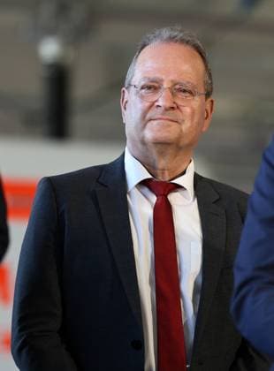 Regierungsmedienkonferenz 06.10.2026, Erfurt, Gefahrenabwehrzentrum Sued, Fahrzeughalle, die Landesregierung besser gegen hybride Bedrohungen, Cyberangriffe und Drohnen absichern, erstmals tritt das Thueringer Sicherheitskabinett zusammen, unter dem Leitgedanken Thueringen resilient machen beraten alle Mitglieder der Landesregierung gemeinsam mit Vertretern der Thueringer Sicherheitsbehoerden (Polizei, Landeskriminalamt, Verfassungsschutz, Landesverwaltungsamt und Landeskommando der Bundeswehr) über 11 Punkte fuer Schutz und Vorsorge Regierungsmedienkonferenz im Anschluss an das Sicherheitskabinett, bei der ueber die wichtigsten Ergebnisse informiert wird im Bild: Kriminaldirektor Mario Zimmermann (Abteilungsleiter 6 beim LKA Thueringen)