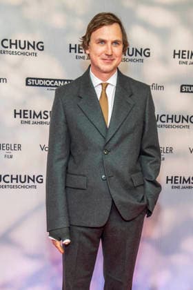 ABB HEIMSUCHUNG: Lars Eidinger walks the red carpet at the German premiere of Volker Schloendorff s film *Heimsuchung* at Kino International on October 6, 2026, in Berlin, Germany
