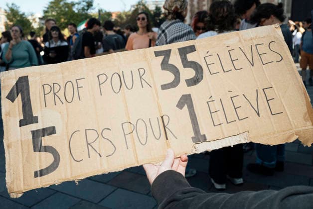 High School And University Student Protest - Toulouse A placard – 1 teacher for every 35 pupils – 5 teaching assistants for every pupil. Protests by secondary school pupils and students calling for improvements to their living and learning conditions, supported by the trade unions CGT, FO, FSU and Solidaires. France, Toulouse, 6 October 2026. Photo by Patricia Huchot-Boissier AbacaPress.com. Toulouse OCCITANIE France  Copyright: xHuchot-BoissierxPatricia ABACAx
