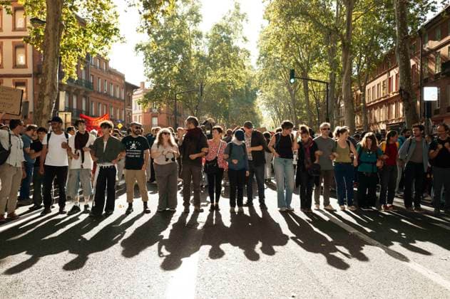 High School And University Student Protest - Toulouse Parents and political activists at the forefront, standing in front of the secondary school pupils. Protests by secondary school pupils and students calling for improvements to their living and learning conditions, supported by the trade unions CGT, FO, FSU and Solidaires. France, Toulouse, 6 October 2026. Photo by Patricia Huchot-Boissier AbacaPress.com. Toulouse OCCITANIE France  Copyright: xHuchot-BoissierxPatricia ABACAx