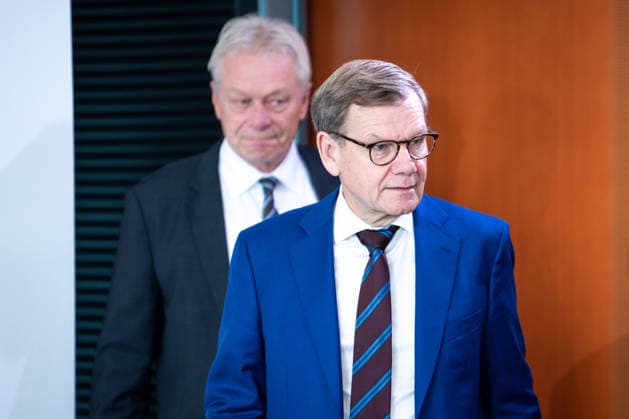 61st Meeting of the Federal Cabinet – Current News, October 7, 2026, Berlin, Dr. Johann David Wadephul, Federal Minister for Foreign Affairs, enters the Cabinet Chamber; in the background, Alois Rainer, Federal Minister of Food, Agriculture, and Homeland Affairs, prior to the Cabinet meeting; Federal Cabinet meeting at the Federal Chancellery in Berlin, Berlin, Germany