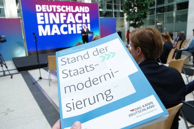 Statement by the Federal Minister for Digital Affairs on Government Modernization The report in bound form in the background Dr. Karsten Wildberger delivering a statement on the Cabinet’s decision regarding the report on one year of government modernization, Berlin, October 7, 2026 Berlin Berlin Germany