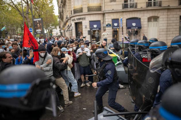 Students Demonstration outside Science Po Paris Students and policemen on Boulevard Saint Germain during a demonstration outside Science Po in Paris, France on October 7 2026 in support of high school students. Photo by Eliot Blondet ABACAPRESS.COM Paris France Copyright: xBlondetxEliot ABACAx