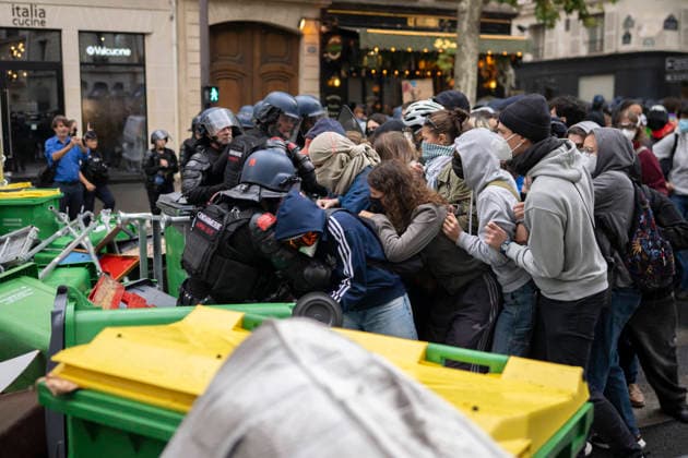 Students Demonstration outside Science Po Paris Students and policemen on Boulevard Saint Germain during a demonstration outside Science Po in Paris, France on October 7 2026 in support of high school students. Photo by Eliot Blondet ABACAPRESS.COM Paris France Copyright: xBlondetxEliot ABACAx
