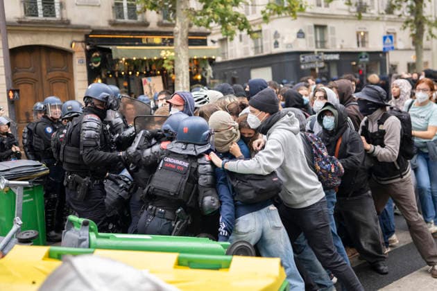 Students Demonstration outside Science Po Paris Students and policemen on Boulevard Saint Germain during a demonstration outside Science Po in Paris, France on October 7 2026 in support of high school students. Photo by Eliot Blondet ABACAPRESS.COM Paris France Copyright: xBlondetxEliot ABACAx