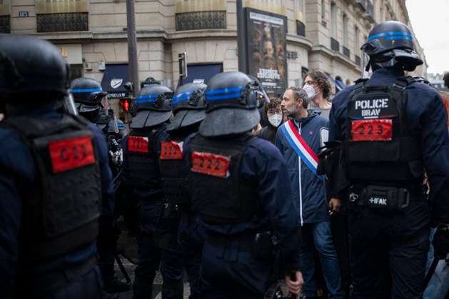 Students Demonstration outside Science Po Paris La France Insoumise - Nouveau Front Populaire s LFI MP Thomas Portes, students and policemen on Boulevard Saint Germain during a demonstration outside Science Po in Paris, France on October 7 2026 in support of high school students. Photo by Eliot Blondet ABACAPRESS.COM Paris France Copyright: xBlondetxEliot ABACAx