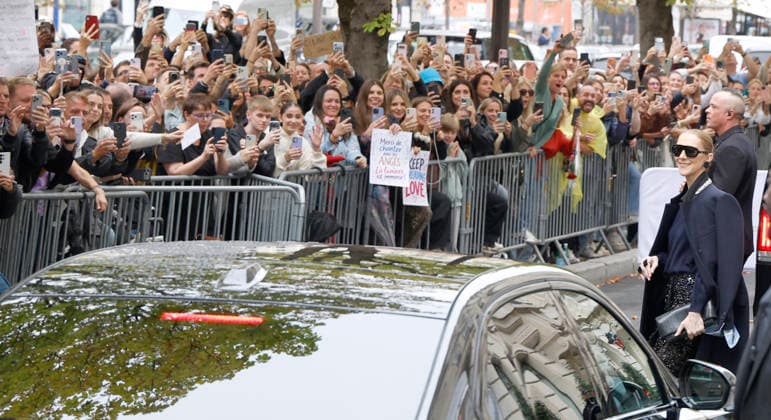 Céline Dion greets her fans in the rain as she leaves the Royal Monceau Hotel in Paris, before heading to the La Plénitude Arena in Paris La Défense to continue her concert series, October 7, 2026 Christophe Aubert Bestimage Celine Dion greets fans in the rain as she leaves the Royal Monceau Hotel in Paris, before heading to the La Plénitude Arena at Paris La Défense to continue her concert series on October 7, 2026 Paris, France  Copyright: xMarcxAussetxLacroixx xBestimagexMarcxAussetxLacroixx xBestimagex