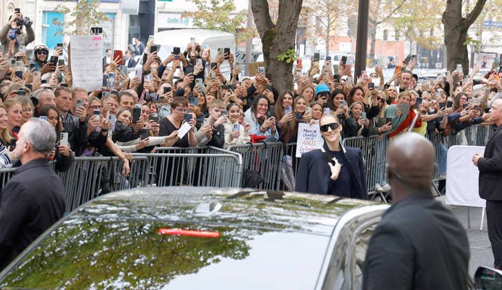 Céline Dion greets her fans in the rain as she leaves the Royal Monceau Hotel in Paris, before heading to the La Plénitude Arena in Paris La Défense to continue her concert series, October 7, 2026 Christophe Aubert Bestimage Celine Dion greets fans in the rain as she leaves the Royal Monceau Hotel in Paris, before heading to the La Plénitude Arena at Paris La Défense to continue her concert series on October 7, 2026 Paris, France  Copyright: xMarcxAussetxLacroixx xBestimagexMarcxAussetxLacroixx xBestimagex