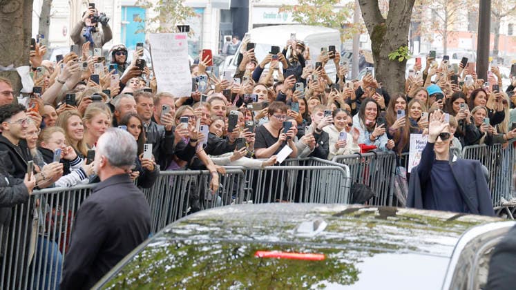 Céline Dion greets her fans in the rain as she leaves the Royal Monceau Hotel in Paris, before heading to the La Plénitude Arena in Paris La Défense to continue her concert series, October 7, 2026 Christophe Aubert Bestimage Celine Dion greets fans in the rain as she leaves the Royal Monceau Hotel in Paris, before heading to the La Plénitude Arena at Paris La Défense to continue her concert series on October 7, 2026 Paris, France  Copyright: xMarcxAussetxLacroixx xBestimagexMarcxAussetxLacroixx xBestimagex
