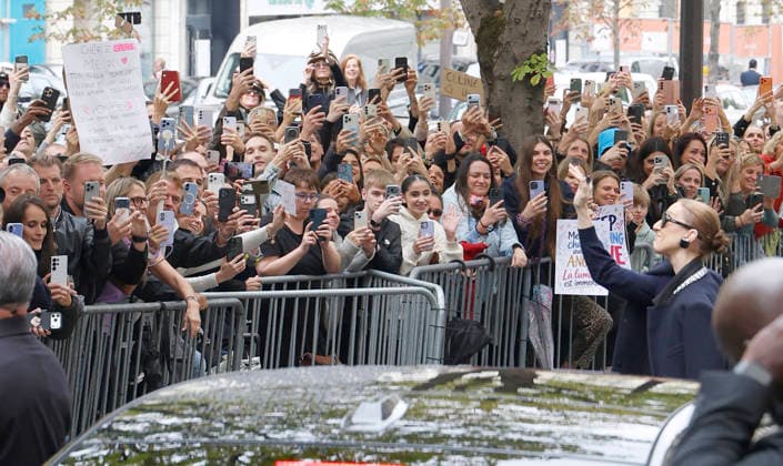 Céline Dion greets her fans in the rain as she leaves the Royal Monceau Hotel in Paris, before heading to the La Plénitude Arena in Paris La Défense to continue her concert series, October 7, 2026 Christophe Aubert Bestimage Celine Dion greets fans in the rain as she leaves the Royal Monceau Hotel in Paris, before heading to the La Plénitude Arena at Paris La Défense to continue her concert series on October 7, 2026 Paris, France  Copyright: xMarcxAussetxLacroixx xBestimagexMarcxAussetxLacroixx xBestimagex
