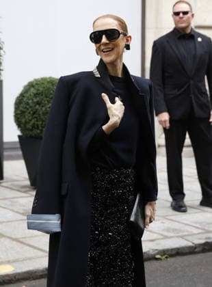 Céline Dion greets her fans in the rain as she leaves the Royal Monceau Hotel in Paris, before heading to the La Plénitude Arena in Paris La Défense to continue her concert series, October 7, 2026 Marc Ausset Lacroix Bestimage Celine Dion greets fans in the rain as she leaves the Royal Monceau Hotel in Paris, before heading to the La Plénitude Arena at Paris La Défense to continue her concert series on October 7, 2026 Paris, France  Copyright: xMarcxAussetxLacroixx xBestimagexMarcxAussetxLacroixx xBestimagex
