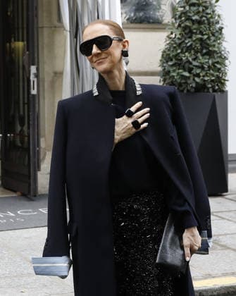 Céline Dion greets her fans in the rain as she leaves the Royal Monceau Hotel in Paris, before heading to the La Plénitude Arena in Paris La Défense to continue her concert series, October 7, 2026 Marc Ausset Lacroix Bestimage Celine Dion greets fans in the rain as she leaves the Royal Monceau Hotel in Paris, before heading to the La Plénitude Arena at Paris La Défense to continue her concert series on October 7, 2026 Paris, France  Copyright: xMarcxAussetxLacroixx xBestimagexMarcxAussetxLacroixx xBestimagex