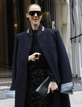 Céline Dion greets her fans in the rain as she leaves the Royal Monceau Hotel in Paris, before heading to the La Plénitude Arena in Paris La Défense to continue her concert series, October 7, 2026 Marc Ausset Lacroix Bestimage Celine Dion greets fans in the rain as she leaves the Royal Monceau Hotel in Paris, before heading to the La Plénitude Arena at Paris La Défense to continue her concert series on October 7, 2026 Paris, France  Copyright: xMarcxAussetxLacroixx xBestimagexMarcxAussetxLacroixx xBestimagex