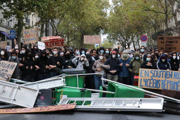 Student blockade near Sciences Po Paris PARIS, FRANCE - OCTOBER 7: Students gather behind makeshift barricades made of trash bins and metal barriers near Sciences Po Paris as part of ongoing mobilization linked to the broader high school and university protest movement in Paris, France, on October 7, 2026. A heavy police presence is deployed at the scene as students denounce conditions in the education system and express solidarity with mobilized high school students. Umit Donmez Anadolu Paris France. Editorial use only. Please get in touch for any other usage. Copyright: x2026xAnadoluxUmitxDonmezx
