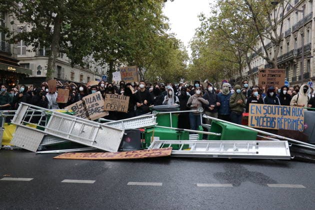 Student blockade near Sciences Po Paris PARIS, FRANCE - OCTOBER 7: Students gather behind makeshift barricades made of trash bins and metal barriers near Sciences Po Paris as part of ongoing mobilization linked to the broader high school and university protest movement in Paris, France, on October 7, 2026. A heavy police presence is deployed at the scene as students denounce conditions in the education system and express solidarity with mobilized high school students. Umit Donmez Anadolu Paris France. Editorial use only. Please get in touch for any other usage. Copyright: x2026xAnadoluxUmitxDonmezx