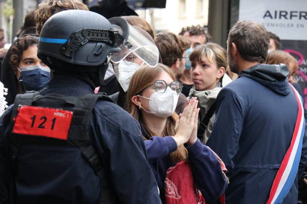 Student blockade near Sciences Po Paris PARIS, FRANCE - OCTOBER 7: A heavy police presence is deployed at the scene as students denounce conditions in the education system and express solidarity with mobilized high school students in Paris, France, on October 7, 2026. Students gather behind makeshift barricades made of trash bins and metal barriers near Sciences Po Paris as part of ongoing mobilization linked to the broader high school and university protest movement. Umit Donmez Anadolu Paris France. Editorial use only. Please get in touch for any other usage. Copyright: x2026xAnadoluxUmitxDonmezx