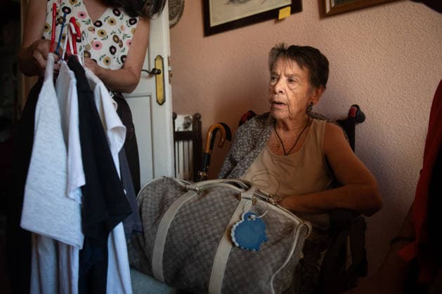 Maricarmen, the 87-year-old woman evicted from her home in Madrid, has died. Maricarmen packs a bag with her belongings on September 23, 2026, in Madrid, Spain. Maricarmen, an 87-year-old resident of Madrid’s Retiro neighborhood, faces a fourth and final eviction attempt this Wednesday, the 23rd, from the home where she has lived for more than seven decades, at 46 Alcalde Sainz de Baranda Street. Maricarmen’s case has become a symbol of the struggle for access to housing in Madrid. In 1956, Maricarmen’s father signed a lease for that home, and after his death, the lease was transferred to his wife and, later, to Maricarmen. Fernando Sá, Madrid, Madrid, Spain  Copyright: xFernandoxSanchezx 7827220