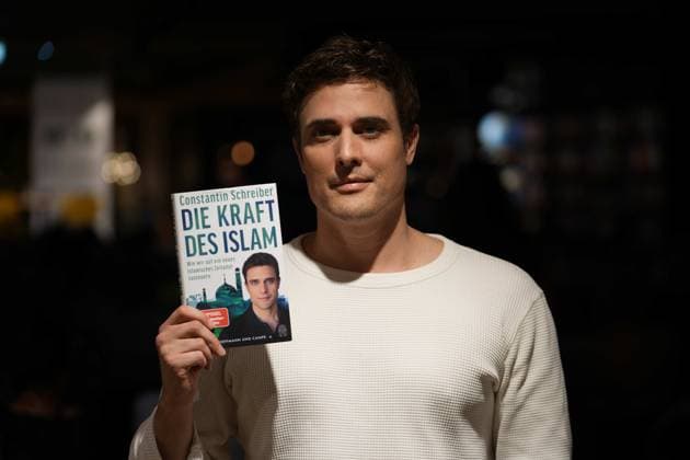 RECORD DATE NOT STATED Datum: 07.10.2026 Ort: Dresden Im Bild: Constantin Schreiber ; Vor einer Buchhandlung (Thalia) in der Dresdner Innenstadt hat es am Mittwochabend Protest gegen eine Lesung des ehemaligen Nachrichten-Sprechers und Moderators Constantin Schreiber gegeben. Schreiber stellte dort am Abend sein neues Buch ,,Die Kraft des Islams vor. Zu der Demonstration hatte die Gruppe ,,Free Palestine Dresden aufgerufen. Hintergrund war Schreibers Auseinandersetzung mit dem Islam sowie seine Positionierung zum Nahostkonflikt. Schreiber hatte bereits im Vorfeld auf den Protestaufruf reagiert und erklaert, die Veranstaltung trotz der angekuendigten Demonstration besuchen zu wollen. Die Lesung fand am Abend in der Buchhandlung auf der Prager Stras xLucas Friedenhainx