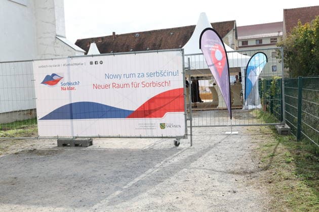 Erster Spatenstich: Baustart für das Sorbisches Wissensforum in Bautzen Bautzen, 7. Oktober 2026. Mit dem feierlichen ersten Spatenstich haben heute in Bautzen die Bauarbeiten für das Sorbisches Wissensforum begonnen. Das rund 50 Millionen Euro teure Großprojekt auf dem historischen Lauenareal gilt als der bisher bedeutendste Meilenstein der Stiftung für das sorbische Volk und wird vollständig über Mittel aus dem sächsischen Strukturwandel finanziert. Bis zur geplanten Fertigstellung im Jahr 2030 entsteht ein moderner, multifunktionaler Gebäudekomplex nach Plänen des Münchner Architekturbüros bogevischs buero. Der Neubau wird zwei der wichtigsten sorbischen Institutionen unter einem Dach vereinen: das Sorbisches Museum mit einer Copyright: xMatthiasxWehnertx