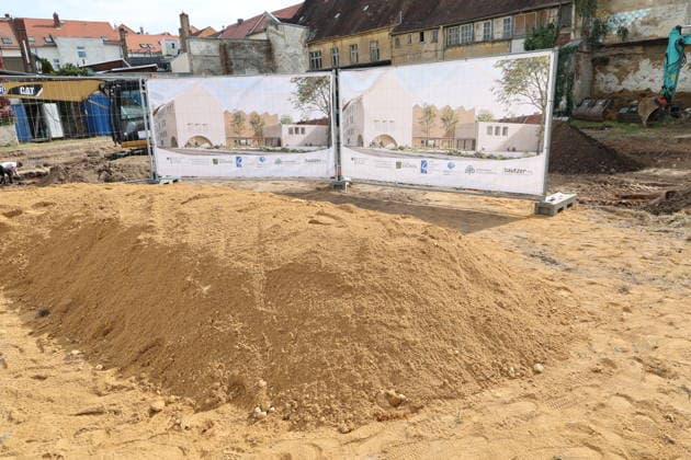 Erster Spatenstich: Baustart für das Sorbisches Wissensforum in Bautzen Bautzen, 7. Oktober 2026. Mit dem feierlichen ersten Spatenstich haben heute in Bautzen die Bauarbeiten für das Sorbisches Wissensforum begonnen. Das rund 50 Millionen Euro teure Großprojekt auf dem historischen Lauenareal gilt als der bisher bedeutendste Meilenstein der Stiftung für das sorbische Volk und wird vollständig über Mittel aus dem sächsischen Strukturwandel finanziert. Bis zur geplanten Fertigstellung im Jahr 2030 entsteht ein moderner, multifunktionaler Gebäudekomplex nach Plänen des Münchner Architekturbüros bogevischs buero. Der Neubau wird zwei der wichtigsten sorbischen Institutionen unter einem Dach vereinen: das Sorbisches Museum mit einer Copyright: xMatthiasxWehnertx