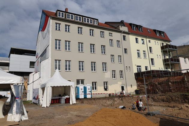 Erster Spatenstich: Baustart für das Sorbisches Wissensforum in Bautzen Bautzen, 7. Oktober 2026. Mit dem feierlichen ersten Spatenstich haben heute in Bautzen die Bauarbeiten für das Sorbisches Wissensforum begonnen. Das rund 50 Millionen Euro teure Großprojekt auf dem historischen Lauenareal gilt als der bisher bedeutendste Meilenstein der Stiftung für das sorbische Volk und wird vollständig über Mittel aus dem sächsischen Strukturwandel finanziert. Bis zur geplanten Fertigstellung im Jahr 2030 entsteht ein moderner, multifunktionaler Gebäudekomplex nach Plänen des Münchner Architekturbüros bogevischs buero. Der Neubau wird zwei der wichtigsten sorbischen Institutionen unter einem Dach vereinen: das Sorbisches Museum mit einer Copyright: xMatthiasxWehnertx