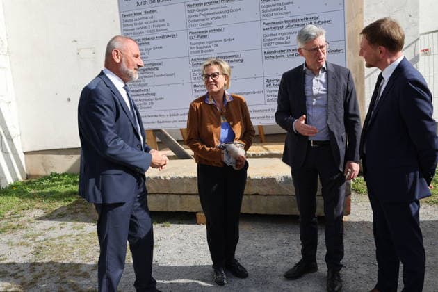 Erster Spatenstich: Baustart für das Sorbisches Wissensforum in Bautzen Bautzen, 7. Oktober 2026. Mit dem feierlichen ersten Spatenstich haben heute in Bautzen die Bauarbeiten für das Sorbisches Wissensforum begonnen. Das rund 50 Millionen Euro teure Großprojekt auf dem historischen Lauenareal gilt als der bisher bedeutendste Meilenstein der Stiftung für das sorbische Volk und wird vollständig über Mittel aus dem sächsischen Strukturwandel finanziert. Bis zur geplanten Fertigstellung im Jahr 2030 entsteht ein moderner, multifunktionaler Gebäudekomplex nach Plänen des Münchner Architekturbüros bogevischs buero. Der Neubau wird zwei der wichtigsten sorbischen Institutionen unter einem Dach vereinen: das Sorbisches Museum mit einer Copyright: xMatthiasxWehnertx