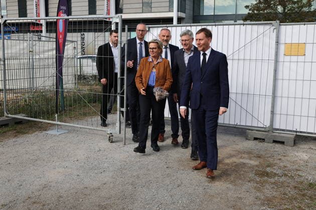 Erster Spatenstich: Baustart für das Sorbisches Wissensforum in Bautzen Bautzen, 7. Oktober 2026. Mit dem feierlichen ersten Spatenstich haben heute in Bautzen die Bauarbeiten für das Sorbisches Wissensforum begonnen. Das rund 50 Millionen Euro teure Großprojekt auf dem historischen Lauenareal gilt als der bisher bedeutendste Meilenstein der Stiftung für das sorbische Volk und wird vollständig über Mittel aus dem sächsischen Strukturwandel finanziert. Bis zur geplanten Fertigstellung im Jahr 2030 entsteht ein moderner, multifunktionaler Gebäudekomplex nach Plänen des Münchner Architekturbüros bogevischs buero. Der Neubau wird zwei der wichtigsten sorbischen Institutionen unter einem Dach vereinen: das Sorbisches Museum mit einer Copyright: xMatthiasxWehnertx