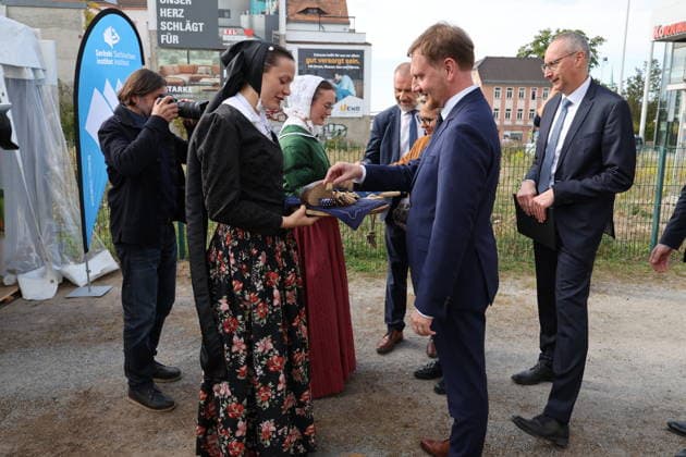 Erster Spatenstich: Baustart für das Sorbisches Wissensforum in Bautzen Bautzen, 7. Oktober 2026. Mit dem feierlichen ersten Spatenstich haben heute in Bautzen die Bauarbeiten für das Sorbisches Wissensforum begonnen. Das rund 50 Millionen Euro teure Großprojekt auf dem historischen Lauenareal gilt als der bisher bedeutendste Meilenstein der Stiftung für das sorbische Volk und wird vollständig über Mittel aus dem sächsischen Strukturwandel finanziert. Bis zur geplanten Fertigstellung im Jahr 2030 entsteht ein moderner, multifunktionaler Gebäudekomplex nach Plänen des Münchner Architekturbüros bogevischs buero. Der Neubau wird zwei der wichtigsten sorbischen Institutionen unter einem Dach vereinen: das Sorbisches Museum mit einer Copyright: xMatthiasxWehnertx