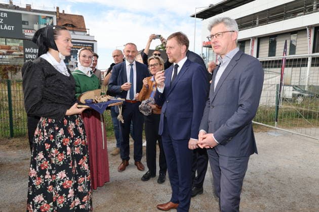 Erster Spatenstich: Baustart für das Sorbisches Wissensforum in Bautzen Bautzen, 7. Oktober 2026. Mit dem feierlichen ersten Spatenstich haben heute in Bautzen die Bauarbeiten für das Sorbisches Wissensforum begonnen. Das rund 50 Millionen Euro teure Großprojekt auf dem historischen Lauenareal gilt als der bisher bedeutendste Meilenstein der Stiftung für das sorbische Volk und wird vollständig über Mittel aus dem sächsischen Strukturwandel finanziert. Bis zur geplanten Fertigstellung im Jahr 2030 entsteht ein moderner, multifunktionaler Gebäudekomplex nach Plänen des Münchner Architekturbüros bogevischs buero. Der Neubau wird zwei der wichtigsten sorbischen Institutionen unter einem Dach vereinen: das Sorbisches Museum mit einer Copyright: xMatthiasxWehnertx