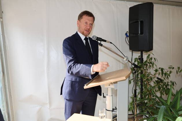 Erster Spatenstich: Baustart für das Sorbisches Wissensforum in Bautzen Bautzen, 7. Oktober 2026. Mit dem feierlichen ersten Spatenstich haben heute in Bautzen die Bauarbeiten für das Sorbisches Wissensforum begonnen. Das rund 50 Millionen Euro teure Großprojekt auf dem historischen Lauenareal gilt als der bisher bedeutendste Meilenstein der Stiftung für das sorbische Volk und wird vollständig über Mittel aus dem sächsischen Strukturwandel finanziert. Bis zur geplanten Fertigstellung im Jahr 2030 entsteht ein moderner, multifunktionaler Gebäudekomplex nach Plänen des Münchner Architekturbüros bogevischs buero. Der Neubau wird zwei der wichtigsten sorbischen Institutionen unter einem Dach vereinen: das Sorbisches Museum mit einer Copyright: xMatthiasxWehnertx
