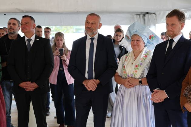 Erster Spatenstich: Baustart für das Sorbisches Wissensforum in Bautzen Bautzen, 7. Oktober 2026. Mit dem feierlichen ersten Spatenstich haben heute in Bautzen die Bauarbeiten für das Sorbisches Wissensforum begonnen. Das rund 50 Millionen Euro teure Großprojekt auf dem historischen Lauenareal gilt als der bisher bedeutendste Meilenstein der Stiftung für das sorbische Volk und wird vollständig über Mittel aus dem sächsischen Strukturwandel finanziert. Bis zur geplanten Fertigstellung im Jahr 2030 entsteht ein moderner, multifunktionaler Gebäudekomplex nach Plänen des Münchner Architekturbüros bogevischs buero. Der Neubau wird zwei der wichtigsten sorbischen Institutionen unter einem Dach vereinen: das Sorbisches Museum mit einer Copyright: xMatthiasxWehnertx