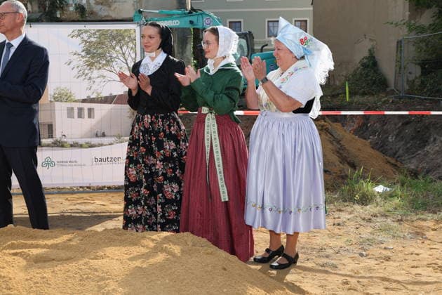 Erster Spatenstich: Baustart für das Sorbisches Wissensforum in Bautzen Bautzen, 7. Oktober 2026. Mit dem feierlichen ersten Spatenstich haben heute in Bautzen die Bauarbeiten für das Sorbisches Wissensforum begonnen. Das rund 50 Millionen Euro teure Großprojekt auf dem historischen Lauenareal gilt als der bisher bedeutendste Meilenstein der Stiftung für das sorbische Volk und wird vollständig über Mittel aus dem sächsischen Strukturwandel finanziert. Bis zur geplanten Fertigstellung im Jahr 2030 entsteht ein moderner, multifunktionaler Gebäudekomplex nach Plänen des Münchner Architekturbüros bogevischs buero. Der Neubau wird zwei der wichtigsten sorbischen Institutionen unter einem Dach vereinen: das Sorbisches Museum mit einer Copyright: xMatthiasxWehnertx