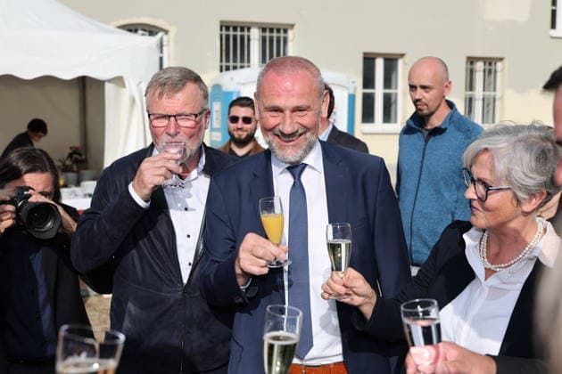 Erster Spatenstich: Baustart für das Sorbisches Wissensforum in Bautzen Bautzen, 7. Oktober 2026. Mit dem feierlichen ersten Spatenstich haben heute in Bautzen die Bauarbeiten für das Sorbisches Wissensforum begonnen. Das rund 50 Millionen Euro teure Großprojekt auf dem historischen Lauenareal gilt als der bisher bedeutendste Meilenstein der Stiftung für das sorbische Volk und wird vollständig über Mittel aus dem sächsischen Strukturwandel finanziert. Bis zur geplanten Fertigstellung im Jahr 2030 entsteht ein moderner, multifunktionaler Gebäudekomplex nach Plänen des Münchner Architekturbüros bogevischs buero. Der Neubau wird zwei der wichtigsten sorbischen Institutionen unter einem Dach vereinen: das Sorbisches Museum mit einer Copyright: xMatthiasxWehnertx