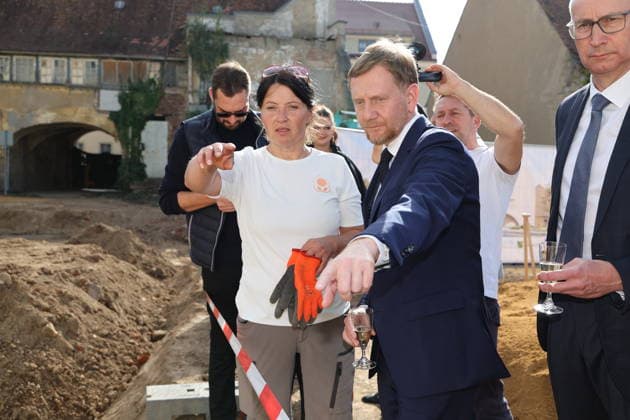 Erster Spatenstich: Baustart für das Sorbisches Wissensforum in Bautzen Bautzen, 7. Oktober 2026. Mit dem feierlichen ersten Spatenstich haben heute in Bautzen die Bauarbeiten für das Sorbisches Wissensforum begonnen. Das rund 50 Millionen Euro teure Großprojekt auf dem historischen Lauenareal gilt als der bisher bedeutendste Meilenstein der Stiftung für das sorbische Volk und wird vollständig über Mittel aus dem sächsischen Strukturwandel finanziert. Bis zur geplanten Fertigstellung im Jahr 2030 entsteht ein moderner, multifunktionaler Gebäudekomplex nach Plänen des Münchner Architekturbüros bogevischs buero. Der Neubau wird zwei der wichtigsten sorbischen Institutionen unter einem Dach vereinen: das Sorbisches Museum mit einer Copyright: xMatthiasxWehnertx