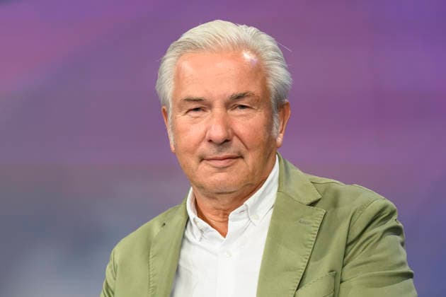 Pictured from left: Klaus Wowereit, SPD, former Governing Mayor of Berlin, GER, Berlin, studio, guest on *Maischberger*, political talk show, TV, program, with host Sandra Maischberger, *Das Erste*, from Adlershof Am Studio 20, October 7, 2026, Copyright: HMBxMedia UwexKoch