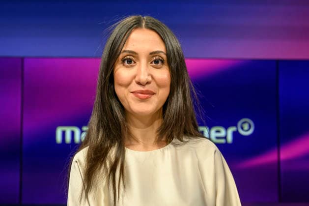 In the photo, from left: Alev Dogan, *The Pioneer*, GER, Berlin, studio, guest on *Maischberger*, political talk show, TV, program, with host Sandra Maischberger, *Das Erste*, from Adlershof, Studio 20, October 7, 2026, Copyright: HMBxMedia UwexKoch