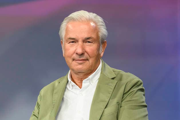 Pictured, from left: Klaus Wowereit, SPD, former Governing Mayor of Berlin, GER, Berlin, studio, guest on Maischberger, political talk show, TV, program, with host Sandra Maischberger, Das Erste, from Adlershof Am Studio 20, October 7, 2026, Copyright: HMBxMedia UwexKoch