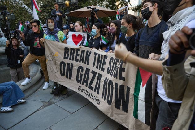 October 7, 2026, New York, New York, USA: Demonstrators hold a banner reading BREAK THE SIEGE ON GAZA NOW during a pro-Palestinian protest at City Hall Park in New York City, New York. New York USA  - ZUMAs237 20261007_aap_s237_032 Copyright: xMarkxJ.xSullivanx