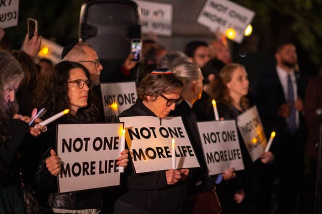 October 7, 2026, New York, New York, USA: The Union Square candlelight vigil organized by the group Israelis for Peace on October 7th 2026 went on in spite of loud protests by pro-Palestinian activists. Several public officials, including New York City mayor ZOHRAN MAMDANI, joined the group in commemorating the Israeli lives lost on Ocotober 7th 2023 despite the protests. New York USA  - ZUMAh214 20261007_znp_h214_006 Copyright: xSDxHerzogx