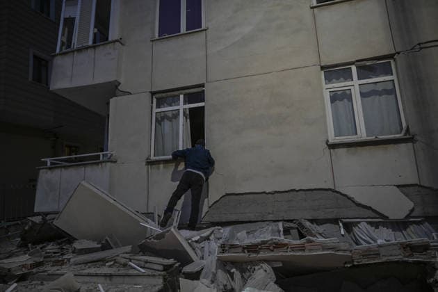 Partial collapse occurs in 7-story building in Istanbul s Maltepe district ISTANBUL, TURKIYE - OCTOBER 8: Search and rescue personnel, including firefighters, AFAD, UMKE, and police teams, operate at the site of a partial building collapse in the Cevizli neighborhood of Maltepe district, Istanbul, Turkiye on October 8, 2026. Trapped residents on the unaffected upper floors were evacuated while emergency teams initiated search and rescue efforts beneath the collapsed lower levels. Murat Sengul Anadolu Istanbul Turkey. Editorial use only. Please get in touch for any other usage.  Copyright: x2026xAnadoluxMuratxSengulx